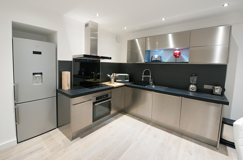 Chambre ouverte avec salle de bain + baignoire